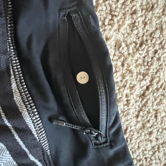 Lululemon shorts size 2 - Picture 3 of 3